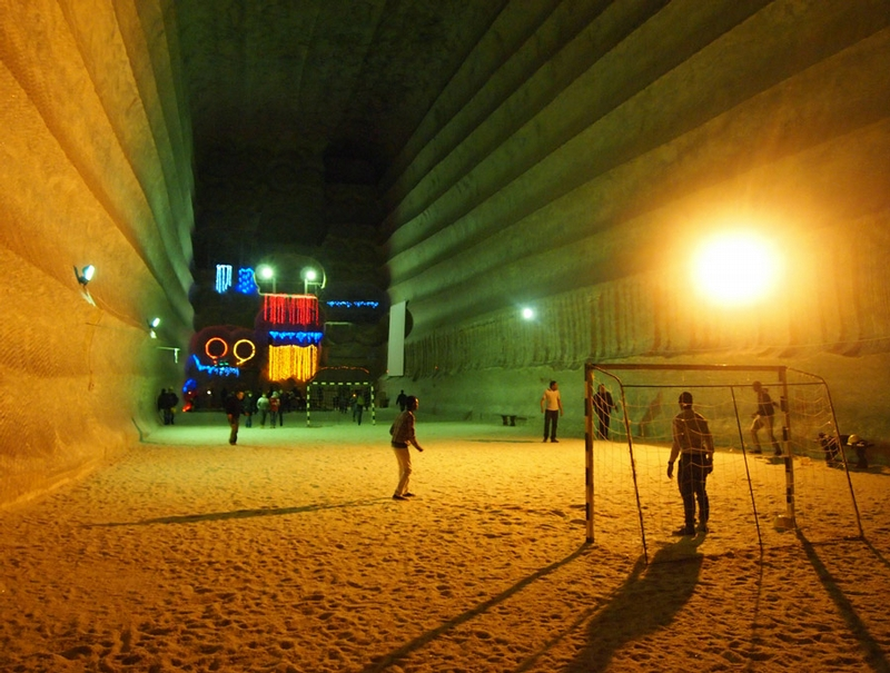 Illustration for article titled This Ukrainian salt mine is like a tourist resort for morlocks